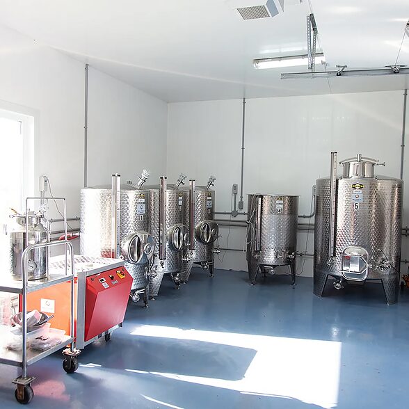 Trusscore wall&ceilingboard white in commercial winery