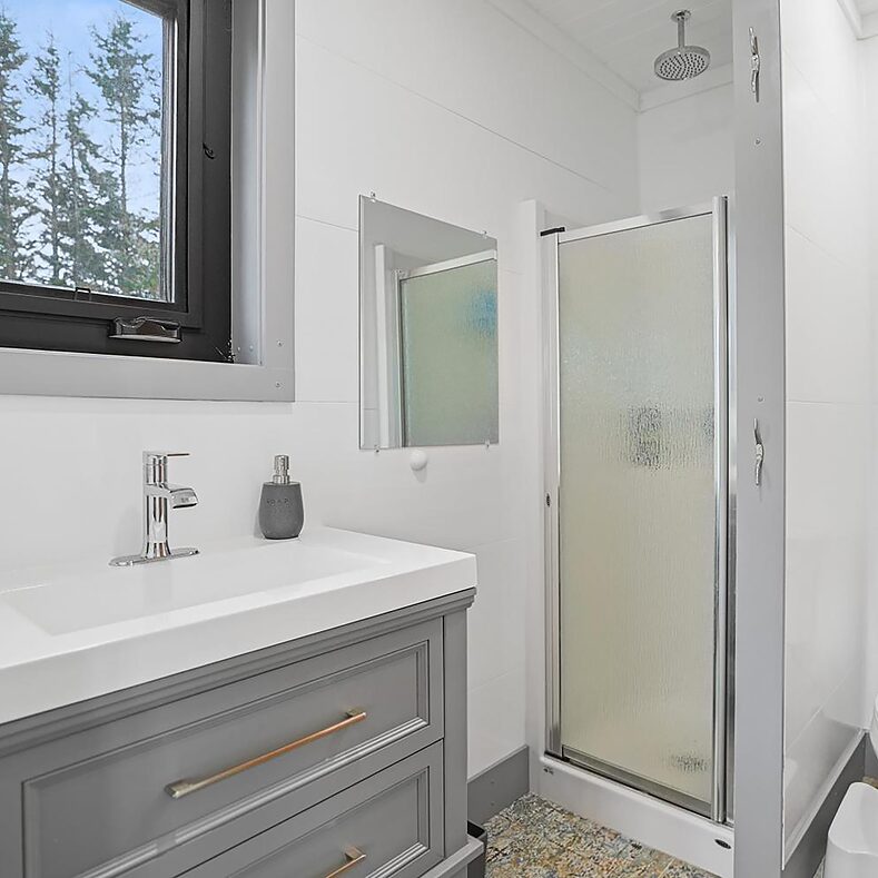 Trusscore Wall&CeilingBoard in a Residential Bathroom