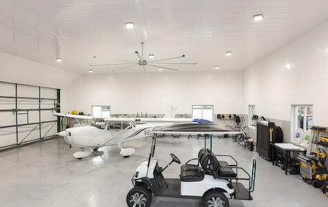 Trusscore Wall&CeilingBoard et SlatWall dans un hangar commercial