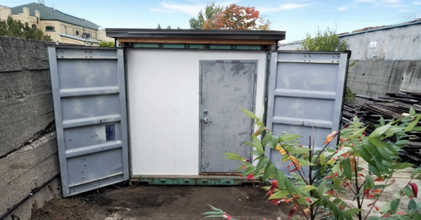Shipping container-style greenhouse